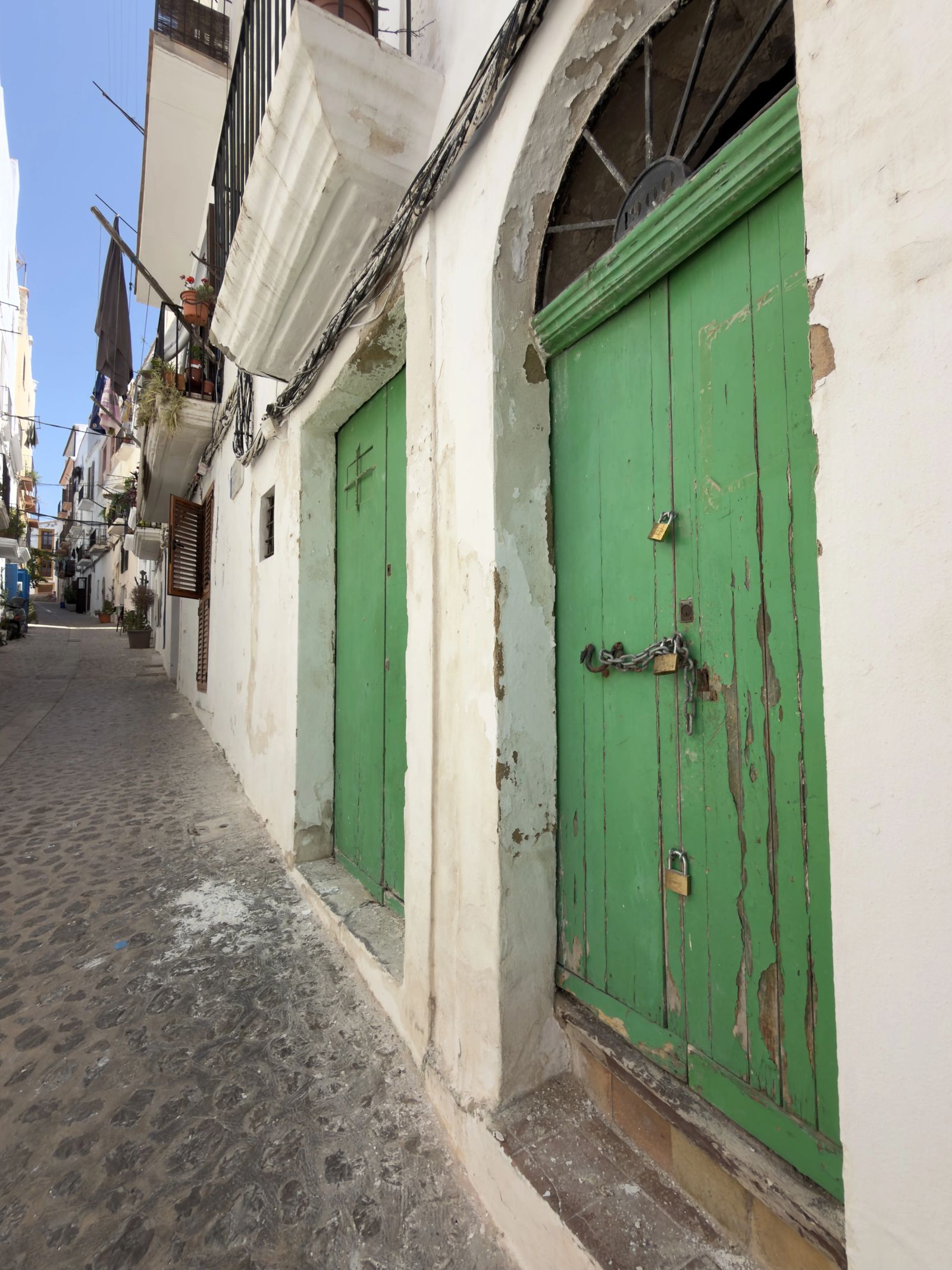 Callejón estrecho y cubierto entre las casas de la Carrer Major en Dalt Vila