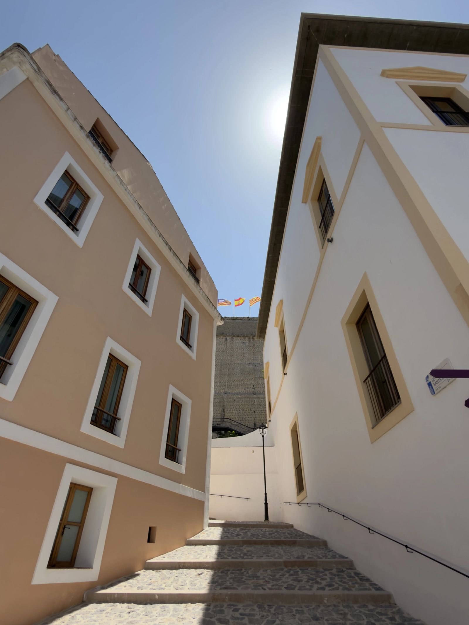 Escaleras empinadas de piedra de la Carrer Santa Creu que suben por Dalt Vila, Ibiza