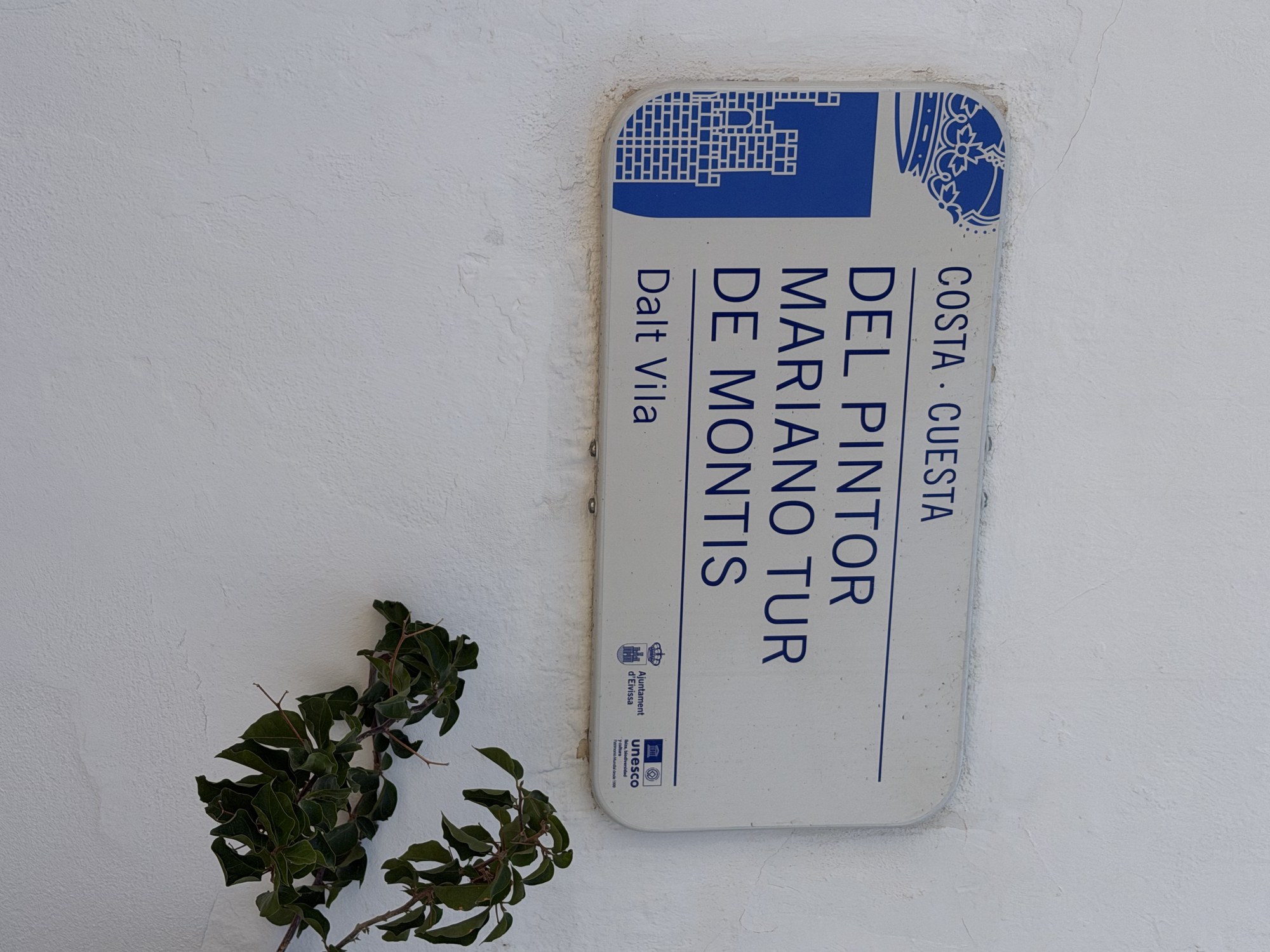 Placa oficial de la calle Cuesta del Pintor Mariano Tur de Montis en Dalt Vila, Ibiza.