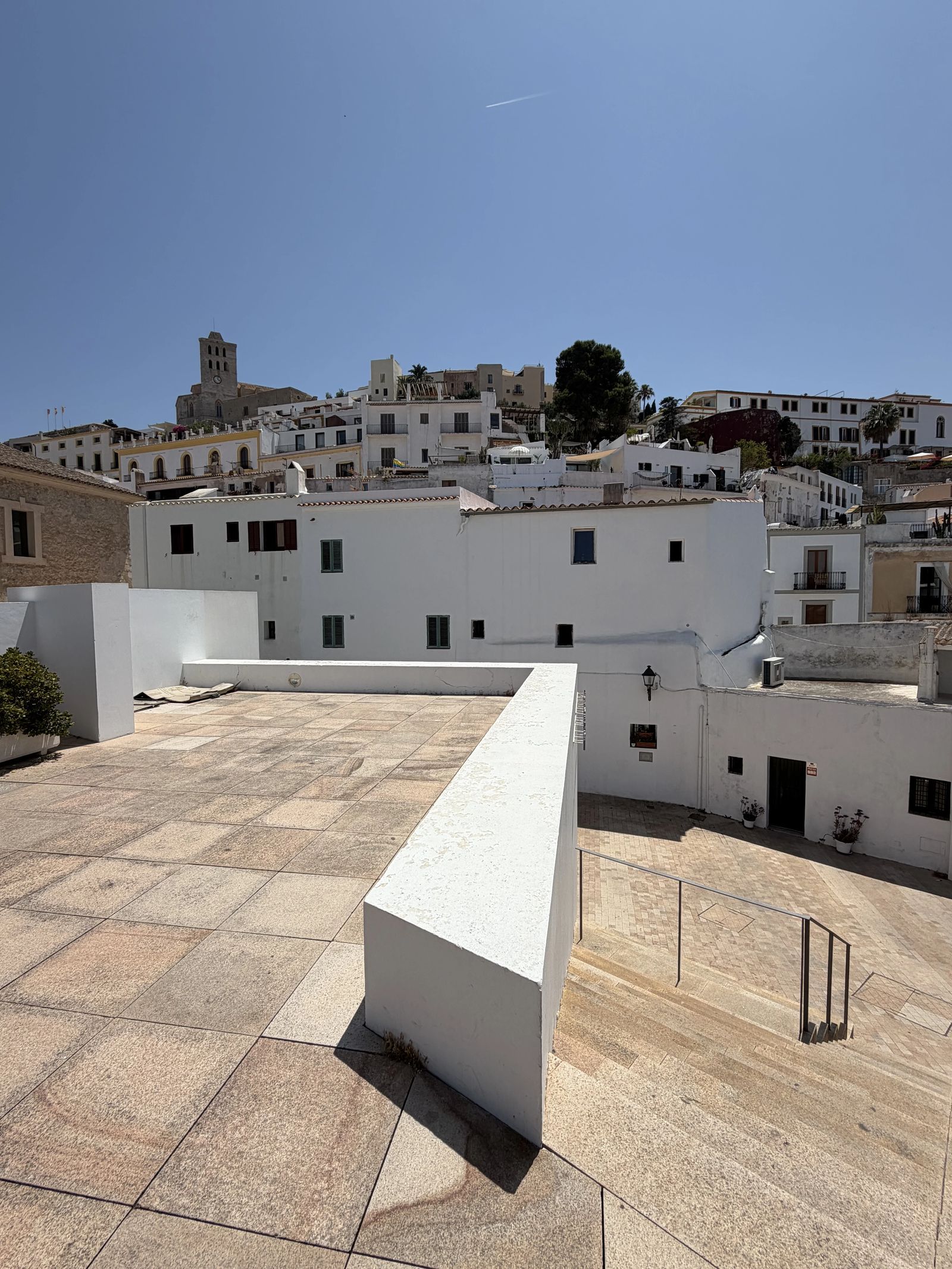 Primer plano de detalles arquitectónicos de piedra tallada en una fachada histórica en Dalt Vila