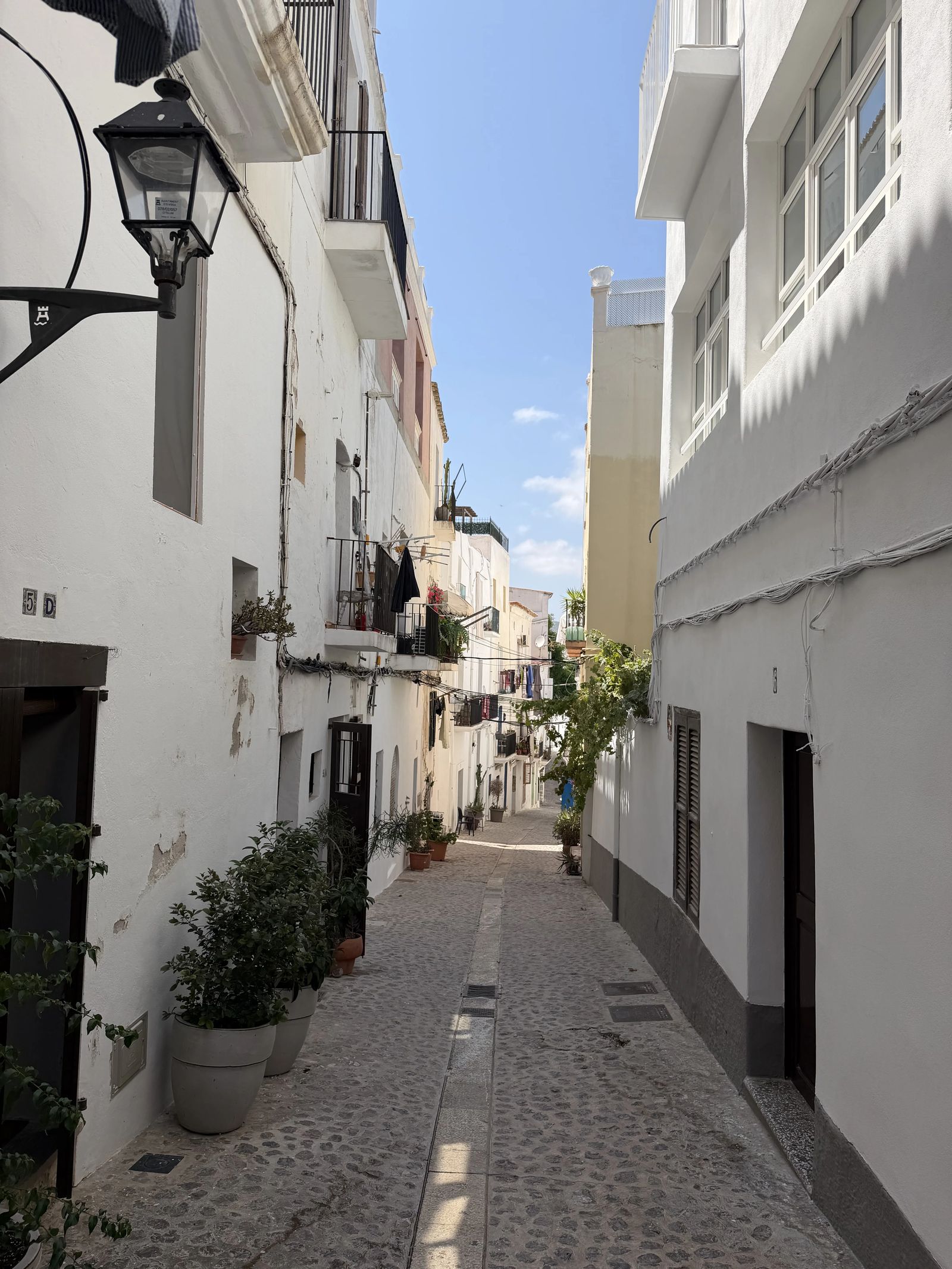 Carrer Major en Dalt Vila con edificios históricos de piedra a ambos lados de la calle empedrada