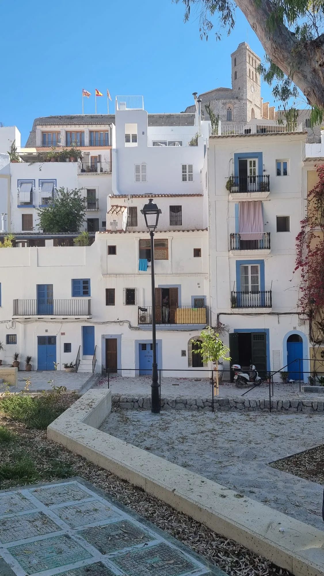 Farola de hierro fundido en una plaza histórica adoquinada en Dalt Vila, Ibiza