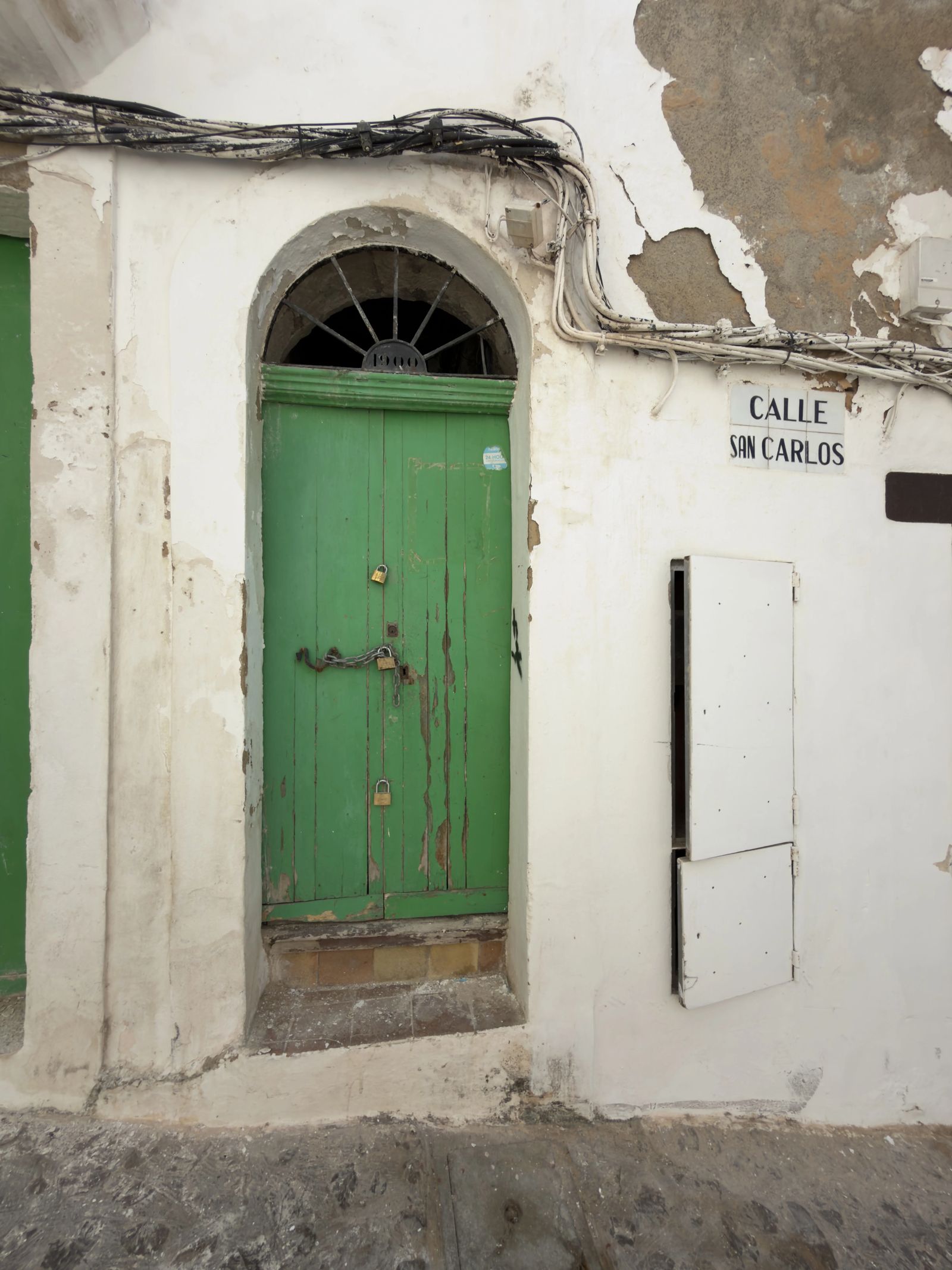 Callejón de piedra caliza de color blanco puro en Dalt Vila con vistas al cielo azul