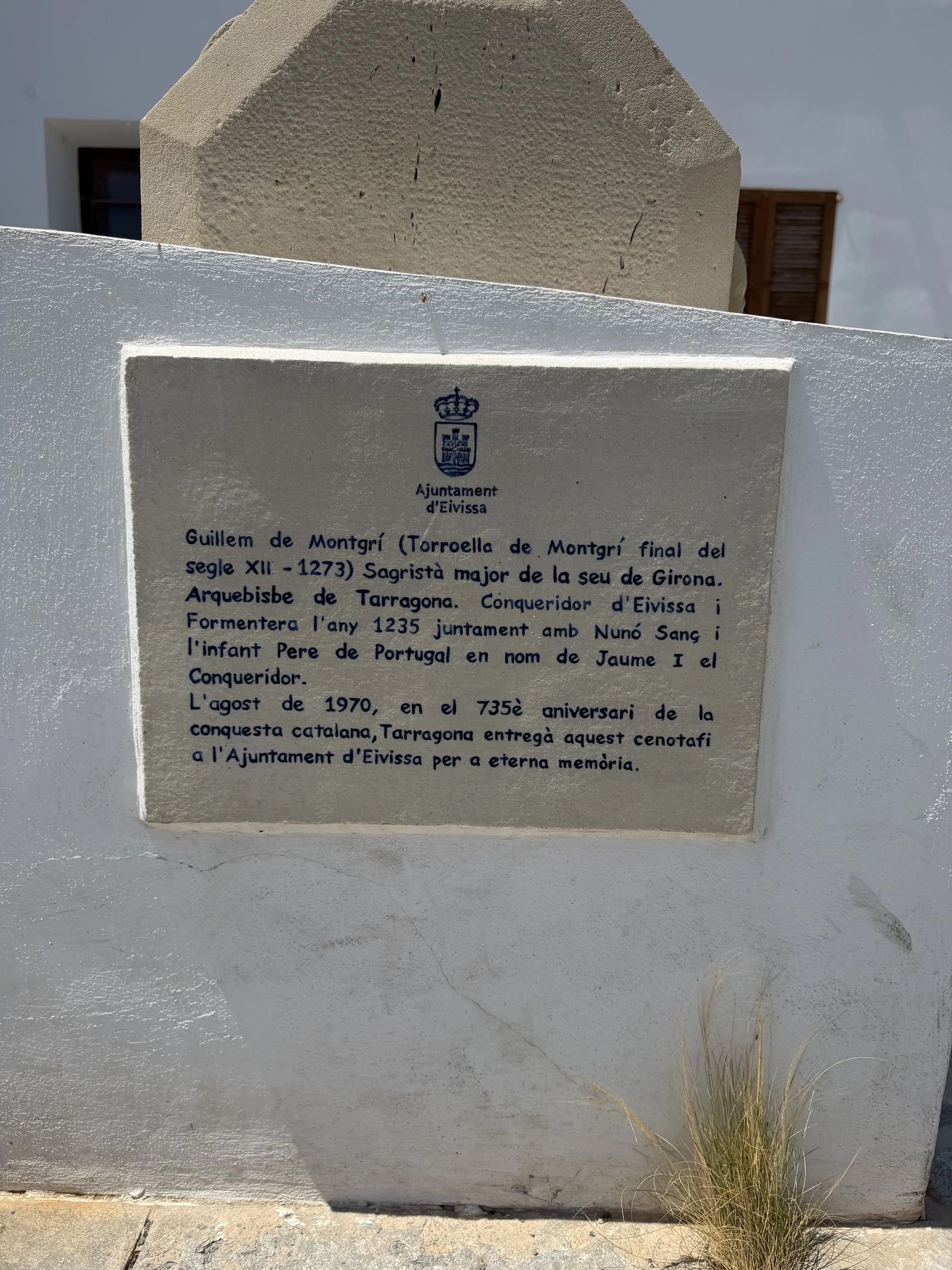 Placa en el cenotafio de Guillem de Montgrí con inscripción en catalán en Dalt Vila