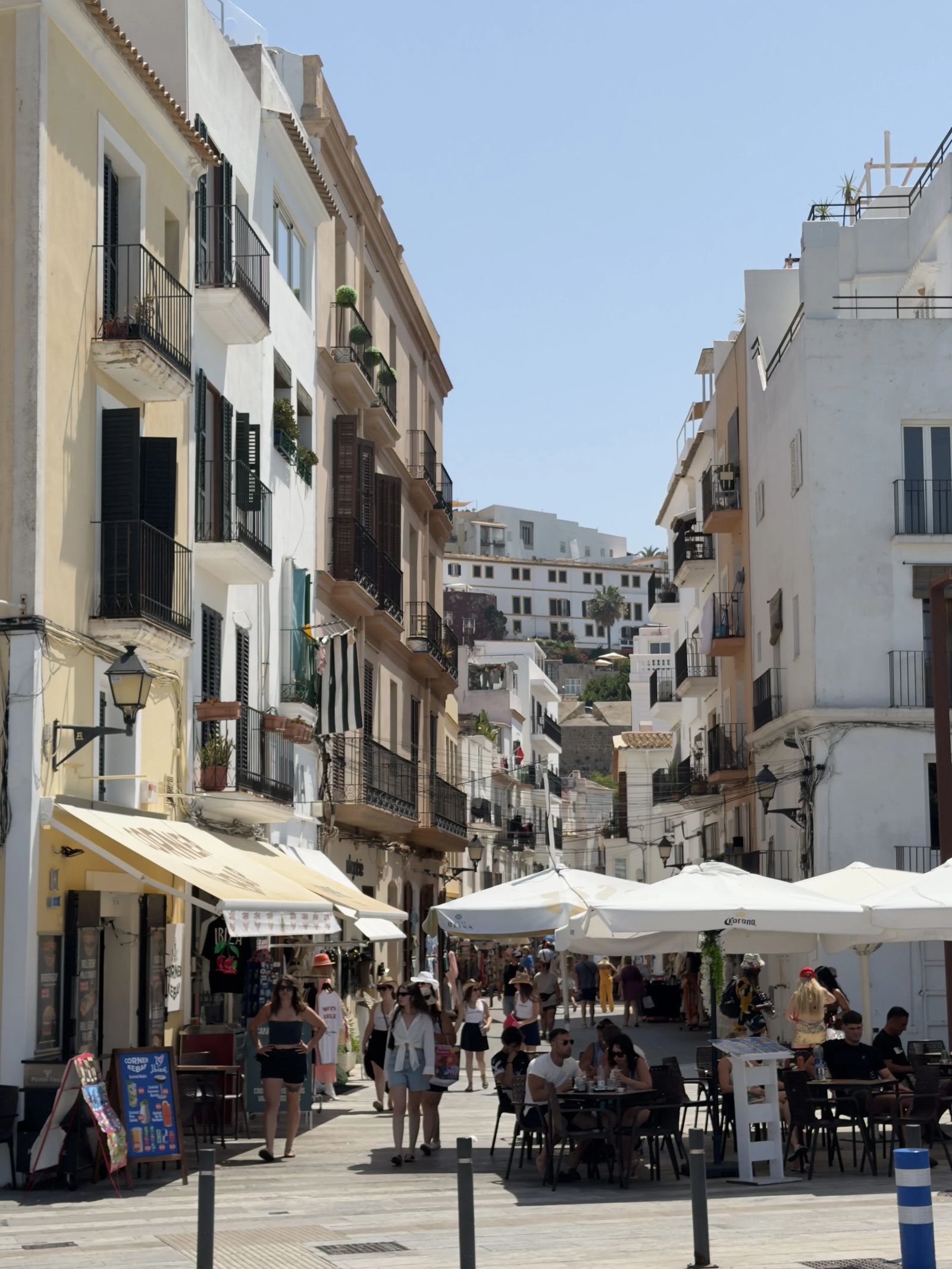 Carrer de Guillem de Montgrí en Dalt Vila, una calle medieval típica