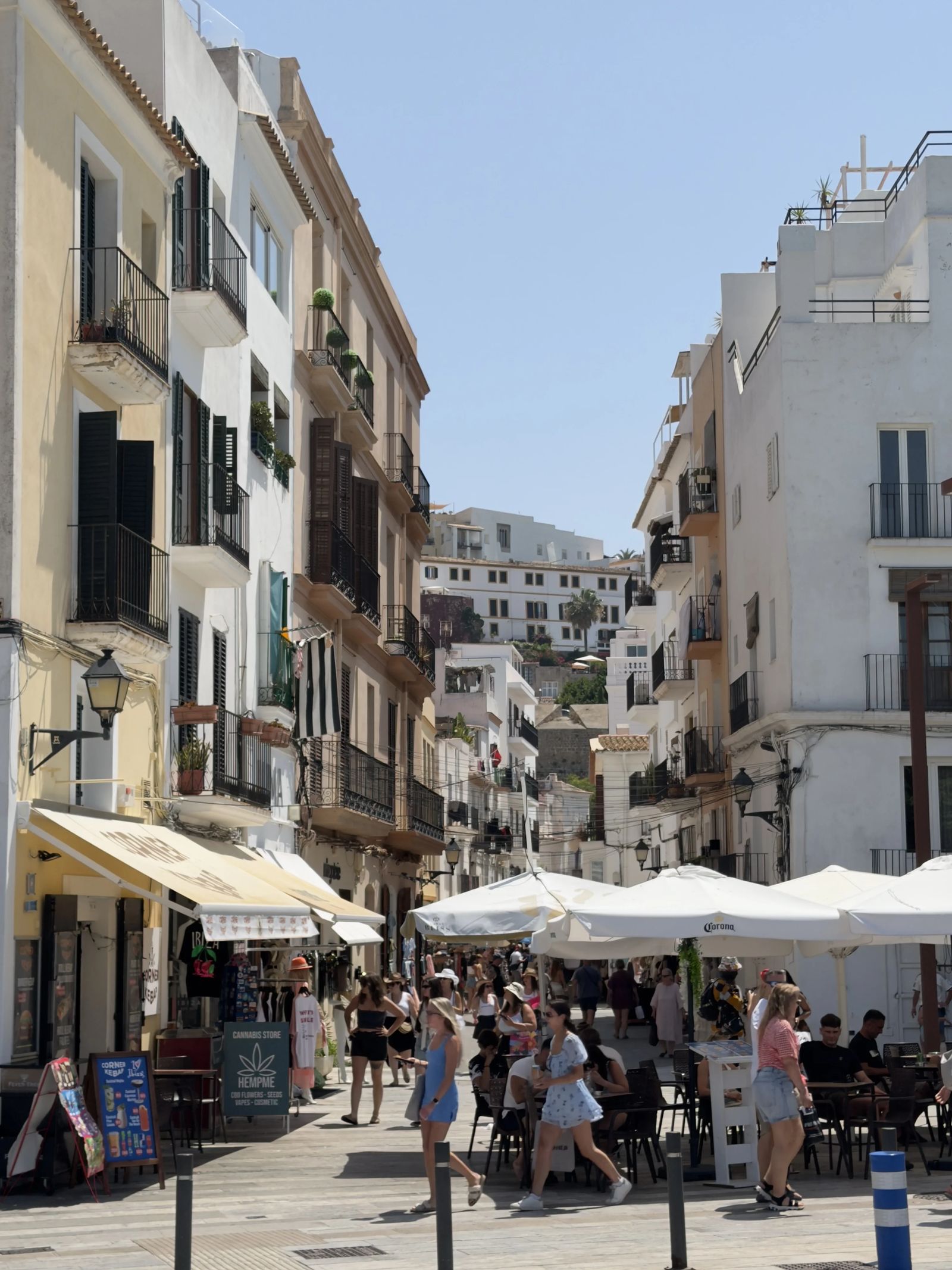 Detalle arquitectónico de una fachada en la Carrer de Guillem de Montgrí en Dalt Vila
