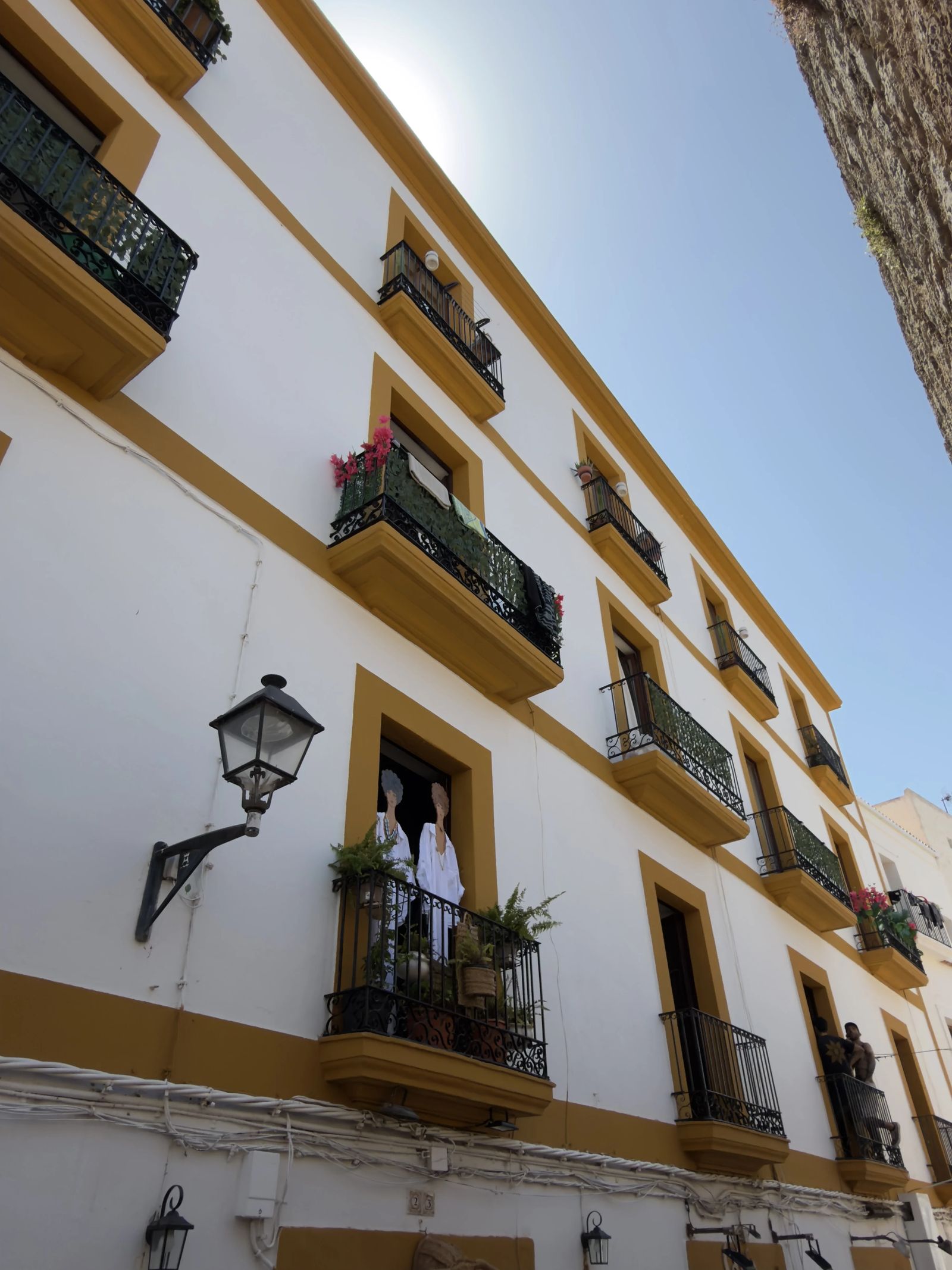 Perspectiva a lo largo de la Carrer de Guillem de Montgrí con punto de fuga en Dalt Vila