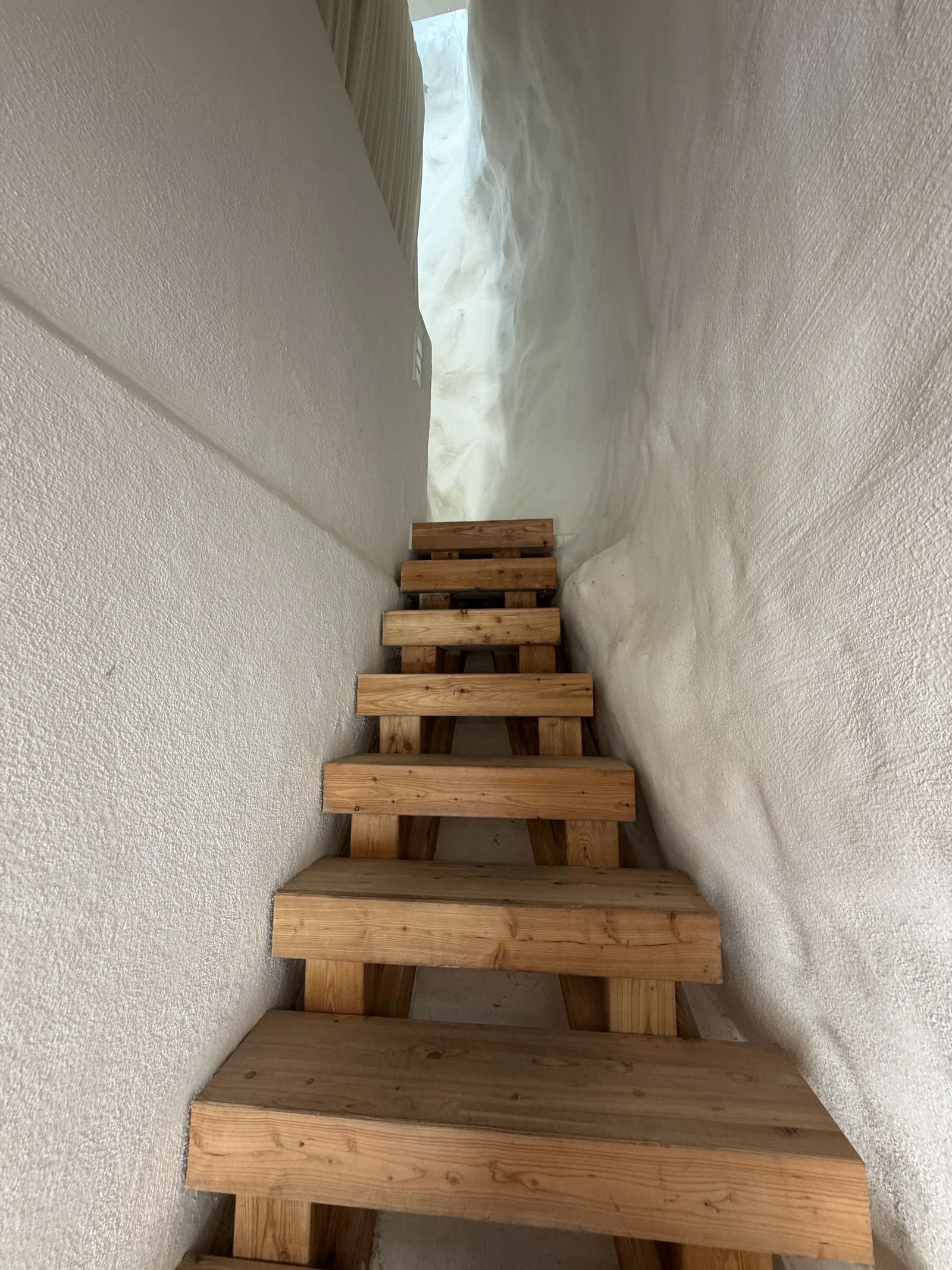Binnentrap historisch pand Dalt Vila