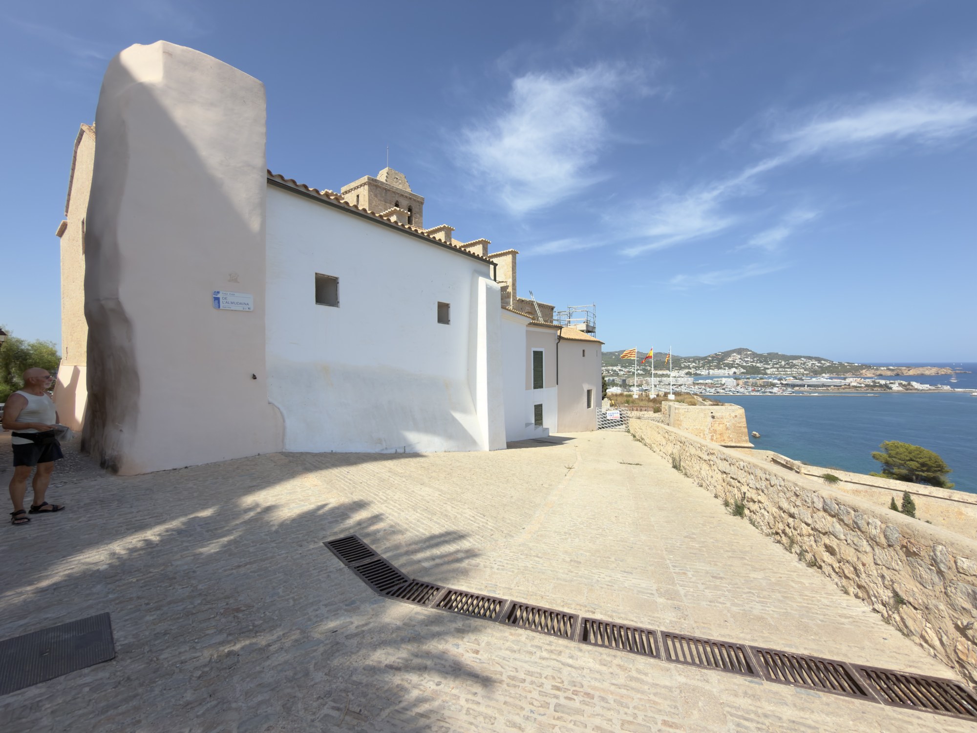 Mirador panorámico desde la Plaça de l'Almudaina en Dalt Vila hacia el mar Mediterráneo y el puerto de Ibiza.