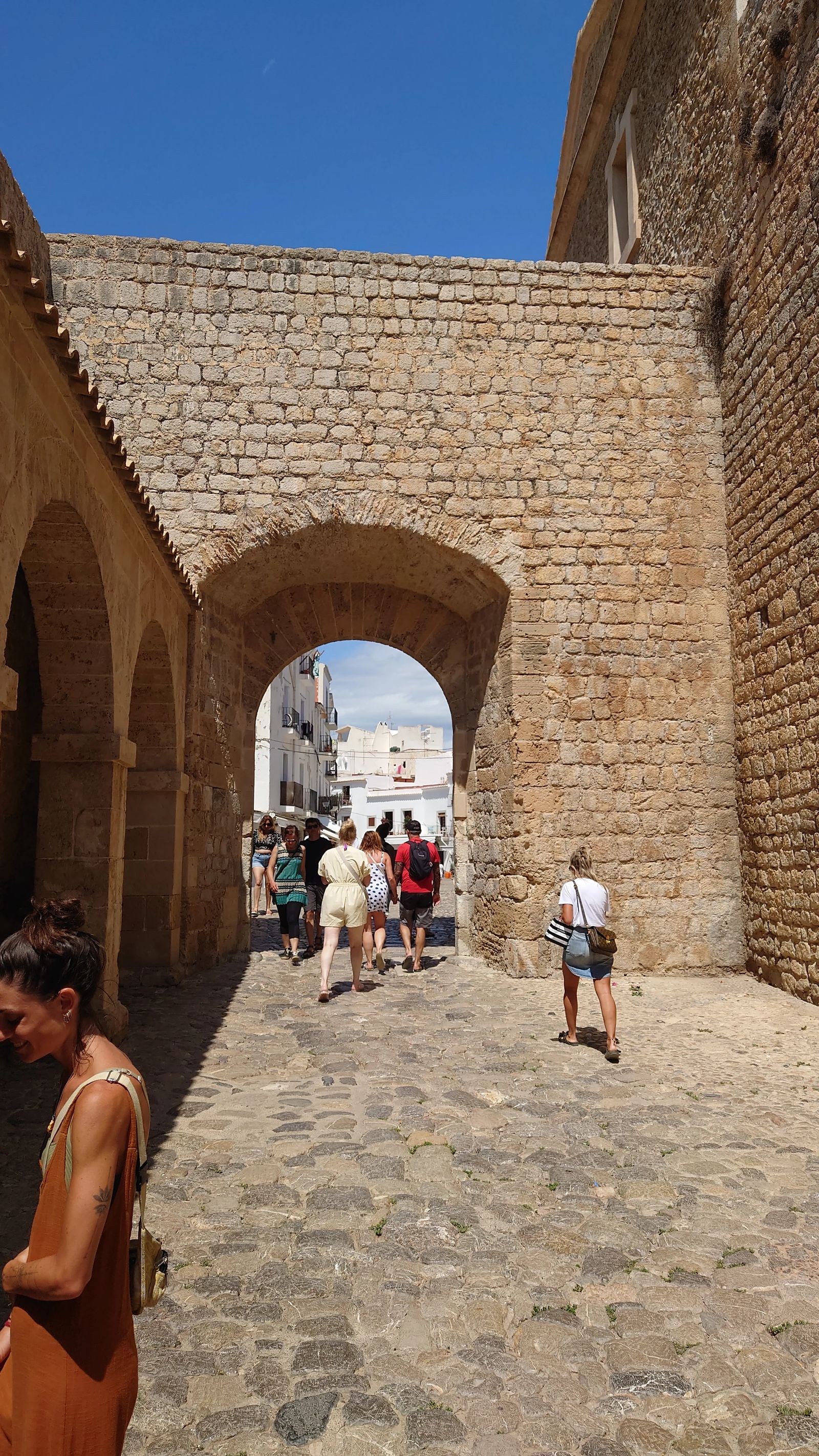 Arco de piedra medieval en la Plaza de los Desamparados en Dalt Vila, Ibiza